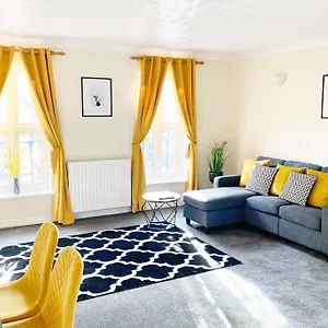 Smartrips Beckton Townhouse With Parking Apartment